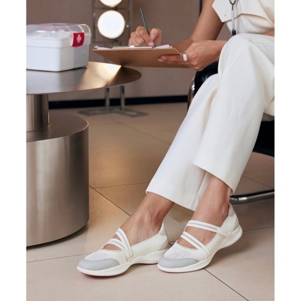 VIVAIA Mary-Jane‎ Walker Pro Hybrid Mary Janes  White size US/10.5